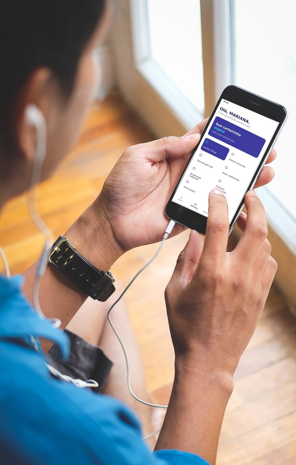 Beneficiária usando o aplicativo Bluzz Saúde no celular