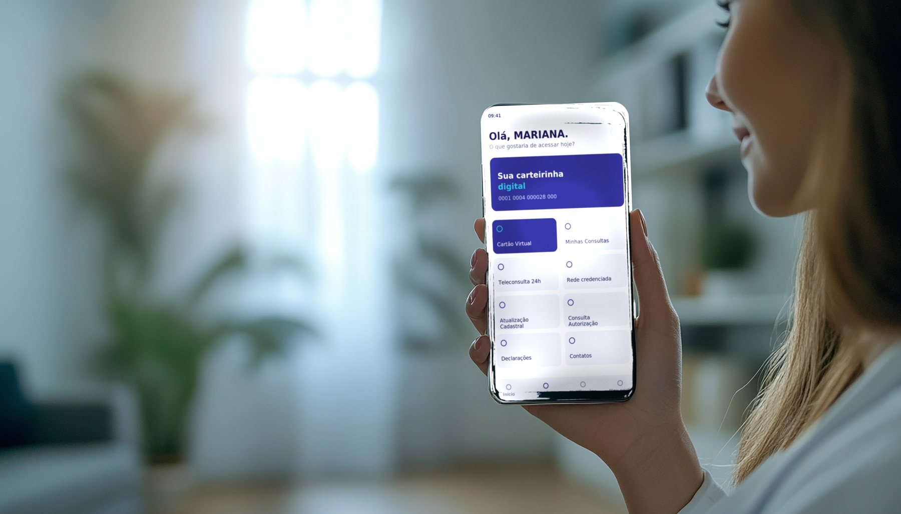 Beneficiária consultando o aplicativo Bluzz Saúde